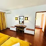 Oura Apartament *